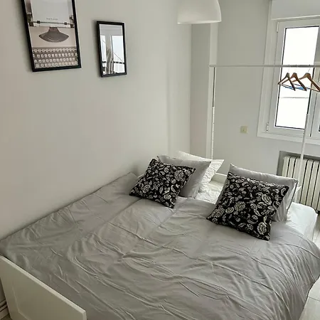 아파트 Cozy Flat 5 Mins From The 기욘
